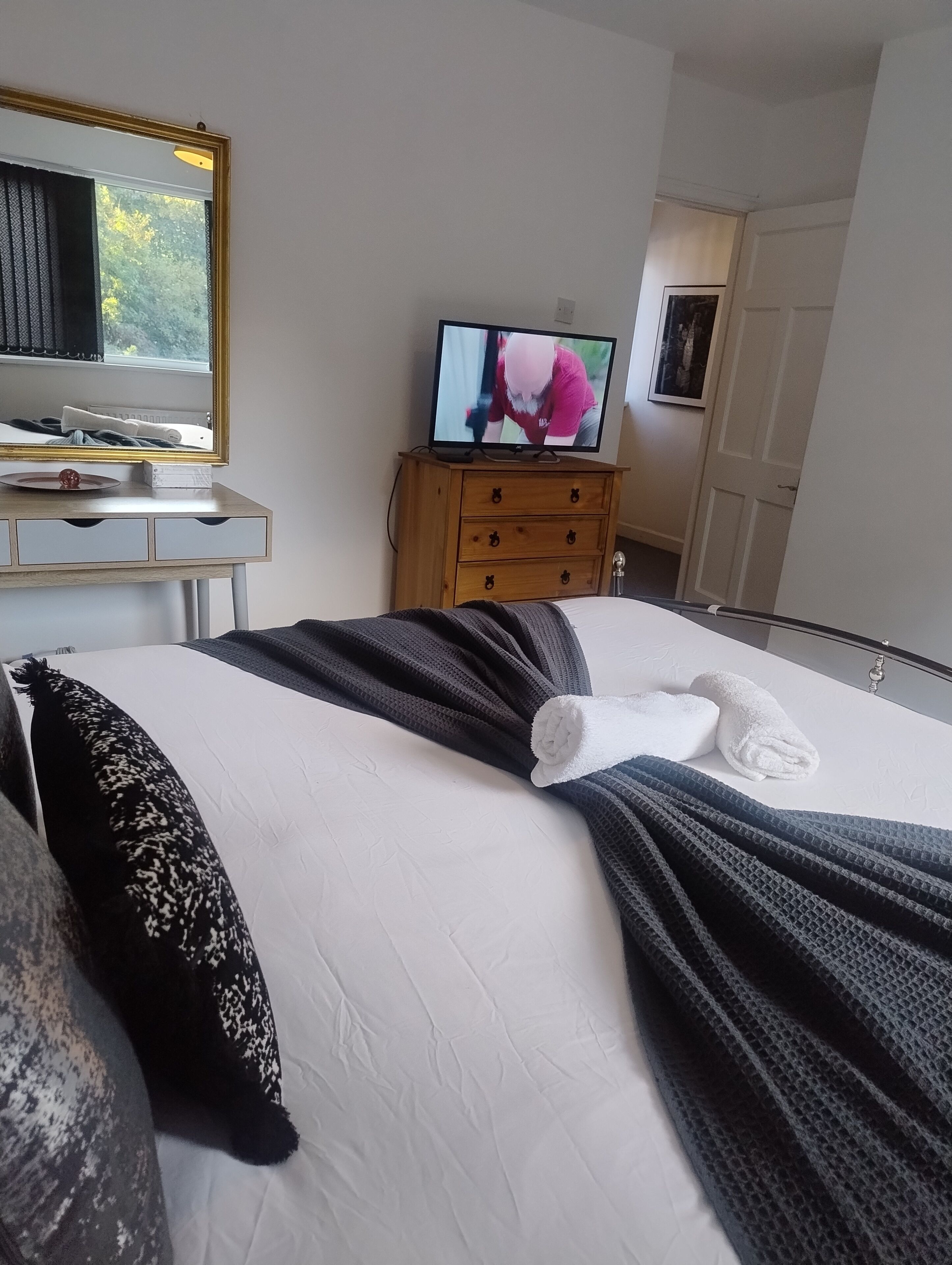 3 間睡房、書桌、熨斗/熨衫板、可攜式嬰兒床