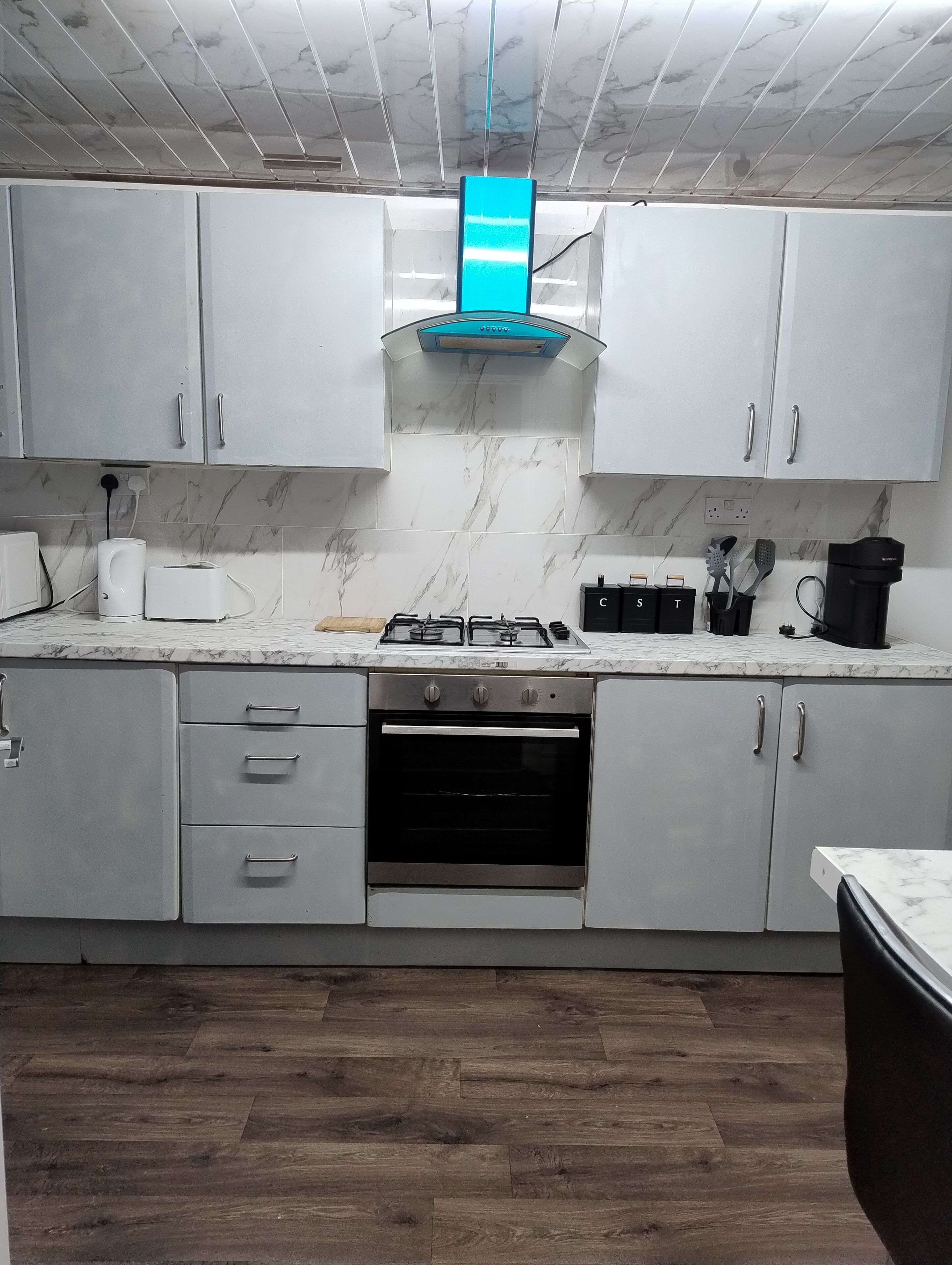 Køleskab, mikrobølgeovn, ovn, kaffe-/temaskine