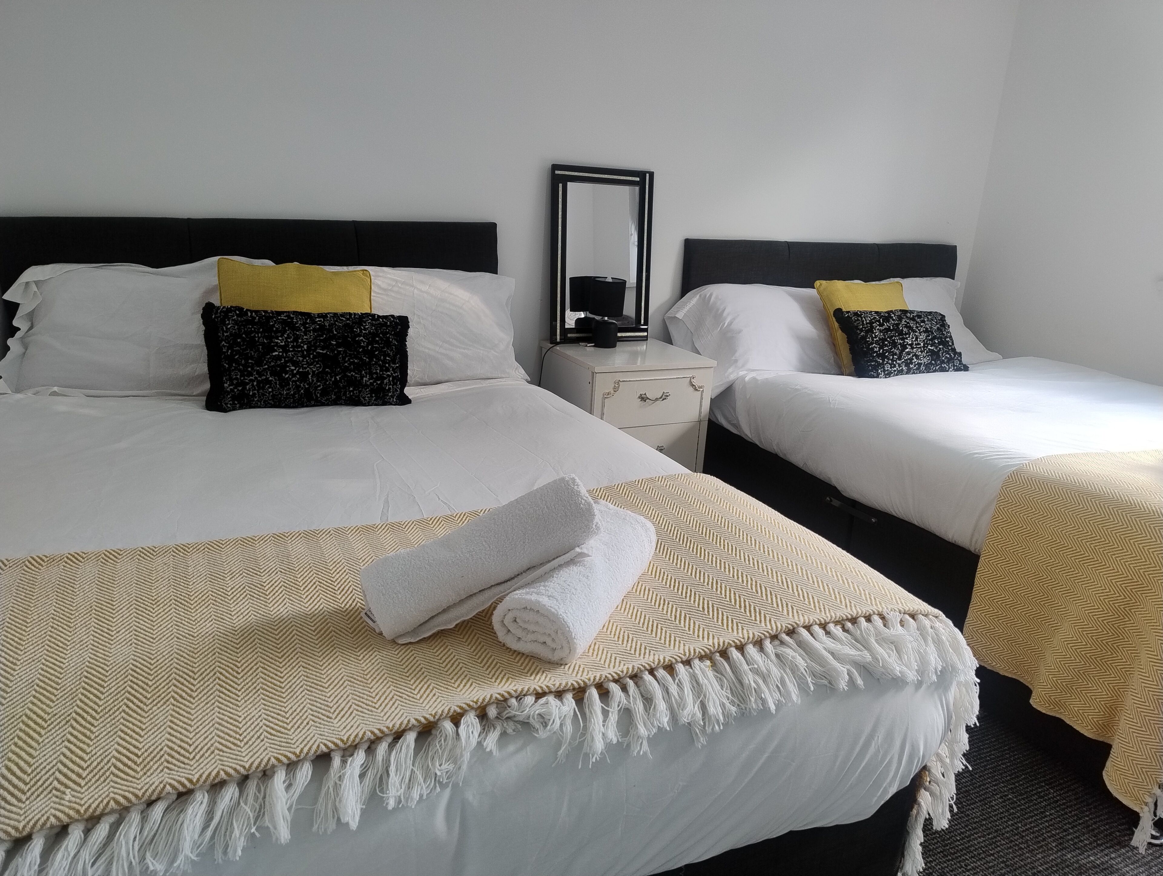 3 habitaciones, escritorio y tabla de planchar con plancha 