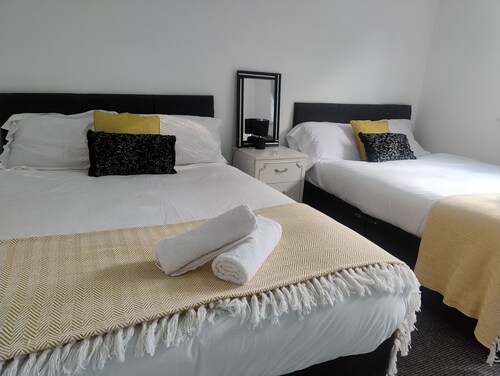 Airport & City Access 3BR With Garden and Parking