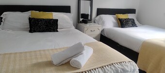 Airport & City Access 3BR With Garden and Parking