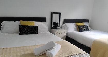 Airport & City Access 3BR With Garden and Parking