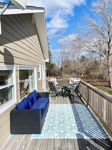 Tucked Away Treasure- Cozy 2 bed house, large yard and pets welcome!