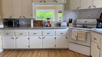 Micro-ondes, four, plaque de cuisson, serviettes en papier