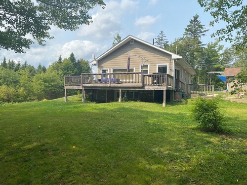 Tucked Away Treasure- Cozy 2 bed house, large yard and pets welcome!