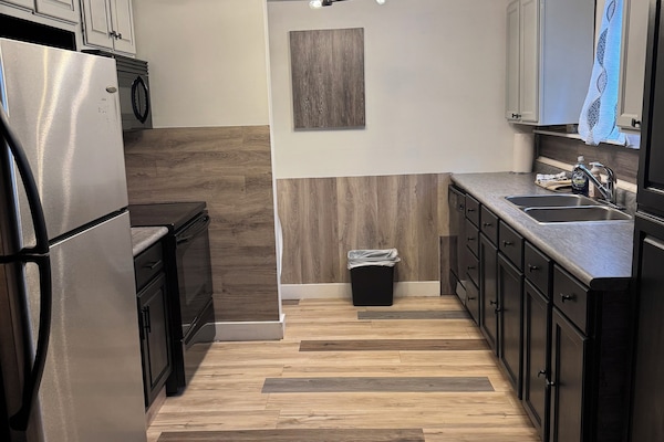 Een microgolfoven, een oven, een kookplaat, een vaatwasser