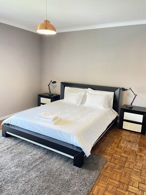 4 bedrooms, iron/ironing board, Internet, bed sheets