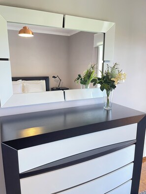 4 bedrooms, iron/ironing board, internet, bed sheets