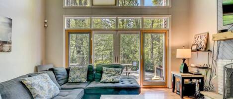 Smart TV, chimenea, reproductor de DVD y tenis de mesa