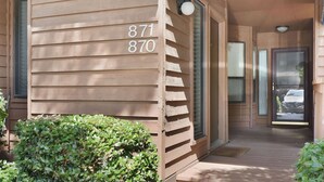 A house with the numbers 871 and 870 on the side.