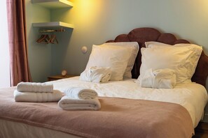 WiFi, bed sheets