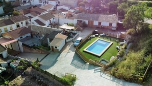A residential area with a swimming pool, terraced houses, and a small garden. - Rural house torre chica located in frailes jaen in the middle of nature (frailes)