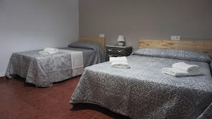 8 habitaciones, tabla de planchar con plancha, wifi y ropa de cama