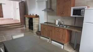 Microondas, horno, placa de cocina