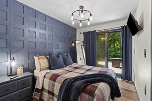 2 bedrooms, iron/ironing board, travel crib, free WiFi - Steps from Storyland! |Pool |Golfcourse (Bartlett)