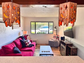 Smart TV, fireplace - Steps from Storyland! |Pool |Golfcourse (Bartlett)