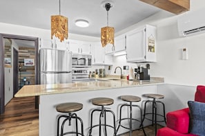 Kylskåp, mikrovågsugn, ugn och spishäll