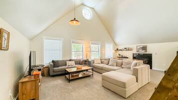 Smart-TV, peis og bøker