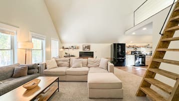 Smart-TV, peis og bøker