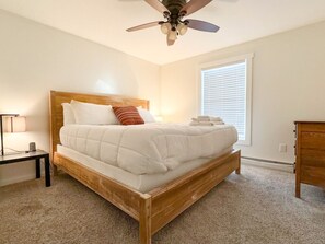 Fer et planche à repasser, lit parapluie, Wi-Fi gratuit, draps fournis