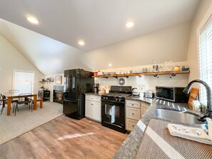 Køleskab, mikrobølgeovn, ovn, kogeplade