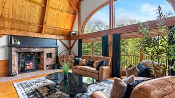 Smart TV, chimenea y futbolito