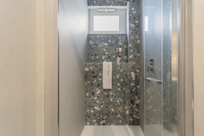 Dusche, kostenlose Toilettenartikel, Haartrockner, Bidet