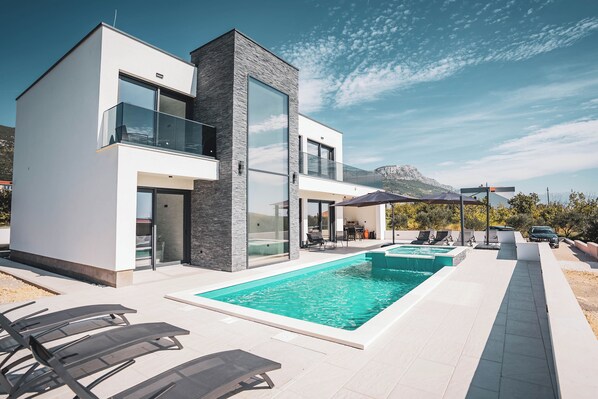 Luxury-Villa, Balkon, Meerblick | Terrasse/Patio