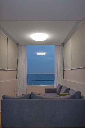 Cozy Chalet Facing the beach