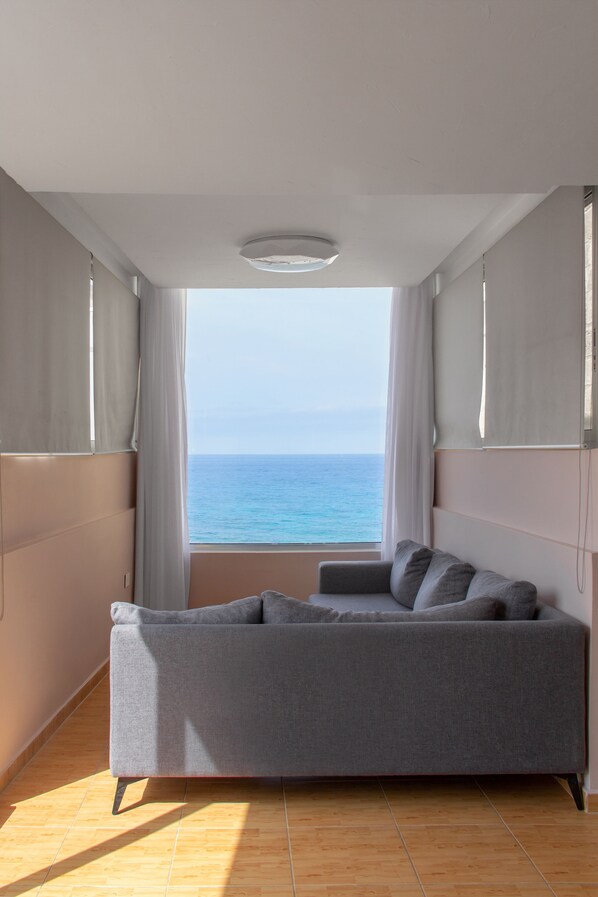 Living area - Cozy Chalet Facing the beach (Kfar Aabida)