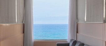 Cozy Chalet Facing the beach