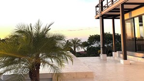A modern building with a flat roof, large windows, and a balcony. - Costa Rica dream: ocean view, infinity pool, surrounded by nature (Puntarenas Province)