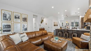 TV, fireplace - New in 2025! Hot Tub + Pickleball + 3 King Beds + PS5 (Flagstaff)