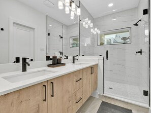 Douche, séchoir à cheveux, serviettes fournies, savon