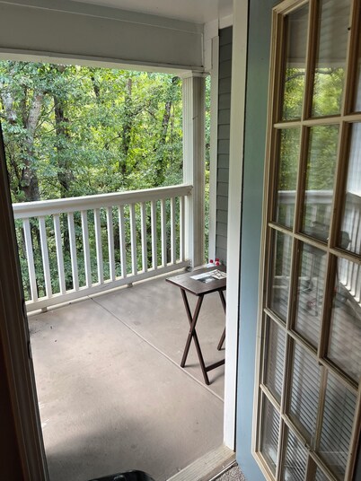 Cozy apt with pool/grill/gym/ac/parking/balcony in safe Duluth. Suburbs of ATL!