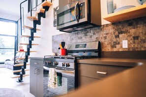 Four à micro-ondes, un four, surface de cuisson, lave-vaisselle