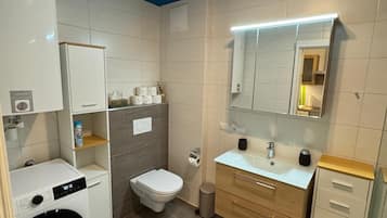 Haartrockner, Handtücher, Seife, Toilettenpapier