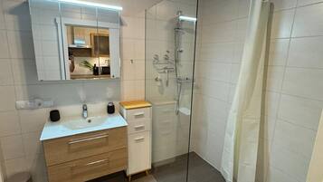 Haartrockner, Handtücher, Seife, Toilettenpapier