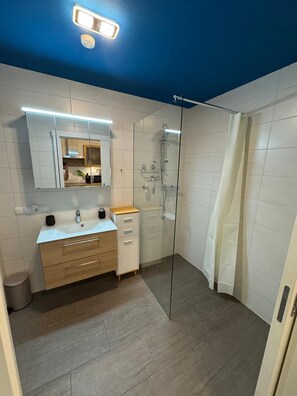 ヘアドライヤー、タオル、石鹸、トイレットペーパー