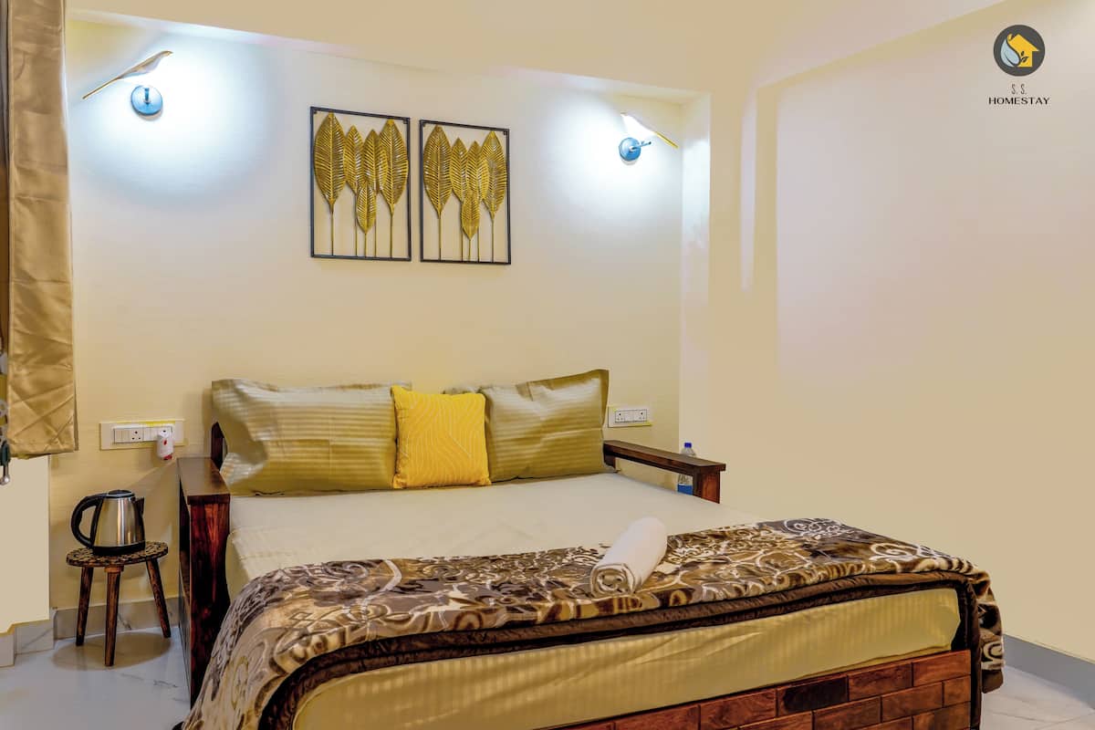 Deluxe Double Room | Iron/ironing board, free WiFi