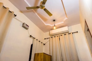 Deluxe Double Room | Iron/ironing board, free WiFi