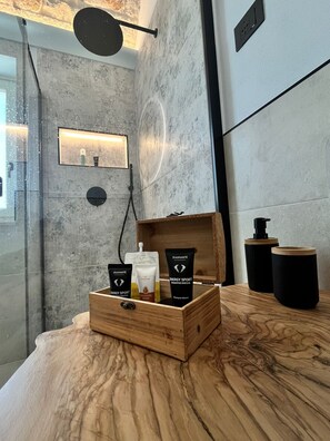 Habitación doble, vista a la alberca | Baño | Regadera tipo lluvia y amenidades de baño de diseñador