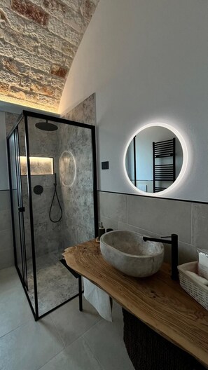 Double Room with pool view | Bathroom | Rainfall showerhead, designer toiletries, hair dryer, bidet - Villa Itriò  (Martina Franca)