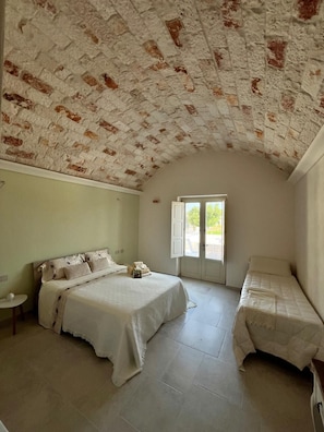 Comfort Triple Room, Pool View | Kalis bunyi, Wi-fi percuma
