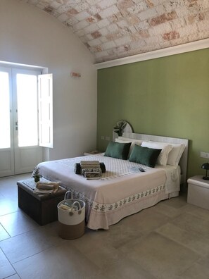 Double Room with pool view | Desk, soundproofing, free WiFi, bed sheets - Villa Itriò (Martina Franca)