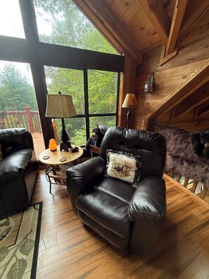 Smart TV, fireplace, books - Enchanting cabin in Blue Ridge area! (Blue Ridge)