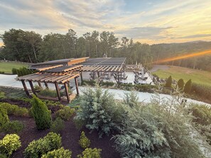Outdoor dining - Enchanting cabin in Blue Ridge area! (Blue Ridge)