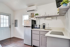 Kühlschrank, Mikrowelle, Wasserkocher mit Kaffee-/Teezubehör