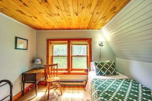 3 bedrooms, desk, iron/ironing board, internet