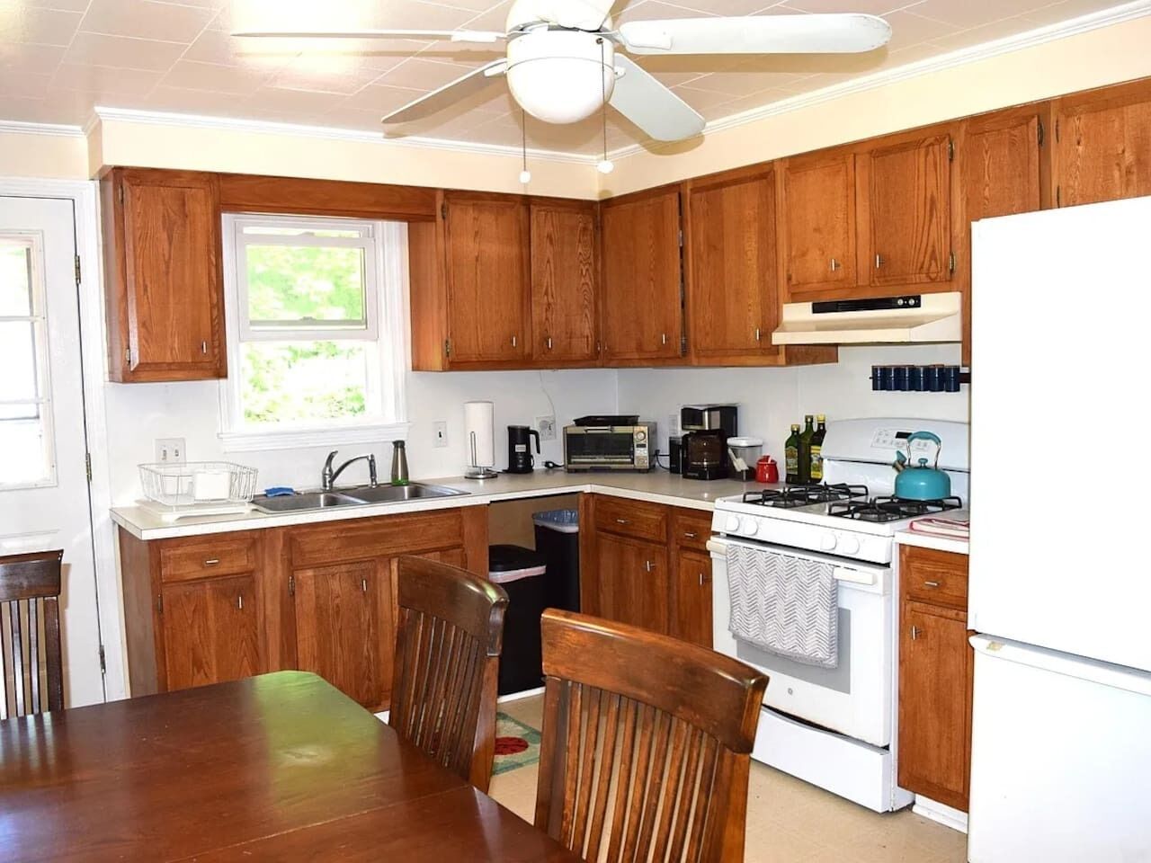 Coffee/tea maker, fridge, microwave, oven